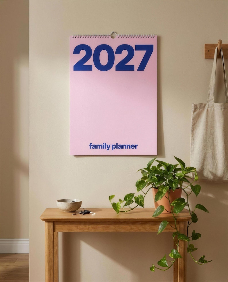 Calendario familiar 2027 A3 con 3, 4 o 5 columnas, planificador familiar en negrita con números de semana en rojo cereza, azul cobalto o rosa. imagen 9