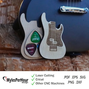 Puede incluir: Soporte de púas de guitarra de madera con un diseño de bajo, que contiene tres púas de guitarra. El soporte es de madera de color claro, con un diseño de veta de madera oscura en el bajo. Las púas son verdes, moradas y azules. El texto "MylesPerHour Design" está en la parte inferior.