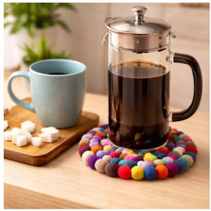 Set van 3 handgemaakte onderzetters van wol – veelkleurige vilten kussentjes, keukendecor 18 cm