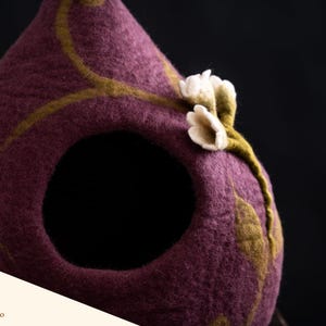 Grotte pour chat en feutre floral violet - Lit pour animal de compagnie en laine, confortable artisanal fabriqué au Népal image 10