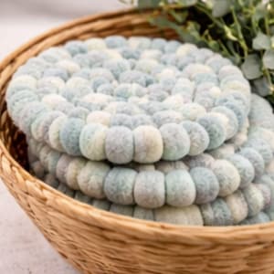 Set med 3 ljusblå filtkulunderlägg – 16 cm runt bordsskydd i ull