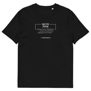 Peut inclure: T-shirt noir avec texte blanc qui dit "MUTE PINK" et "Soft, but only at first glance. -- The kind of quiet that's waiting for its moment -- © TRENCH430+13"