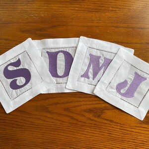 Juego de servilletas y posavasos de lino con monograma para cóctel (juego de 4), letra grande, fuente Stony Brook