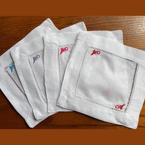 Juego de servilletas y posavasos de lino con monograma para cóctel (juego de 4), letra cursiva pequeña individual
