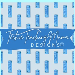 Könnte beinhalten: Ein nahtloses Muster mit einer blauen Dose mit dem Text "CHAOS Coordinator", das sich auf einem weißen Hintergrund wiederholt. Das Muster ist perfekt für Bastelprojekte, Scrapbooking und digitales Design.
