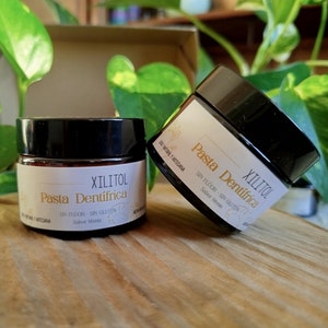 Xylitol-Zahnpasta mit Holzspatel · Biologisch · Remineralisierend · Handwerklich · Fluoridfrei · Minzgeschmack · Natürlich und vegan · 50 ml