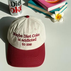 Vielleicht Diet Coke Is Addicted To Me Bestickte zweifarbige Farben Hut, Lustige Diet Coke Hut, Soda Liebhaber Geschenk, Ich brauche DietCoke, Diet Coke Fan Geschenk