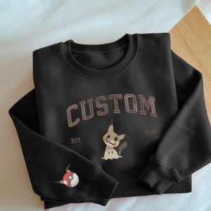 Mimiku-sweater met borduursel, shirt met aangepaste naam, shirt met geborduurde anime, PKM-universiteit, anime-shirt, uniseks shirt