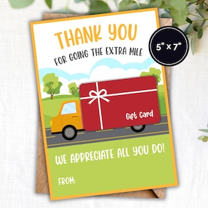 Puede incluir: Una tarjeta de felicitación con el texto "THANK YOU FOR GOING THE EXTRA MILE". La tarjeta presenta un camión amarillo que entrega una tarjeta de regalo roja. La tarjeta mide 12,7 cm x 17,8 cm.