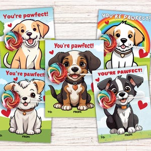 Puede incluir: Cinco tarjetas de San Valentín imprimibles con perros de dibujos animados con piruletas en la boca. Las tarjetas tienen el texto "You're pawfect!" y espacio para "Para:" y "De:".