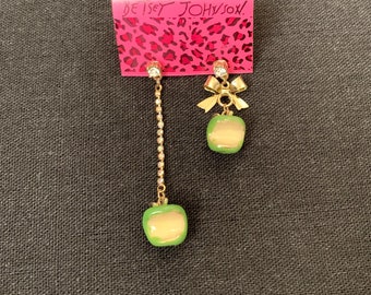 Pendientes asimétricos de manzana verde esmaltada de Betsey Johnson, joyería vintage / Todos los precios incluyen aranceles estadounidenses