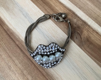 Pulsera Lulu Frost con pavé de diamantes de imitación y perlas sintéticas, nueva sin etiqueta. Todos los precios incluyen aranceles estadounidenses.