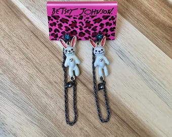 Pendientes de conejito blanco esmaltado con flecos y corazón de Betsey Johnson