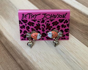 Betsey Johnson emaillierter Goldfisch Fisch mit Herz Ohrschmuck