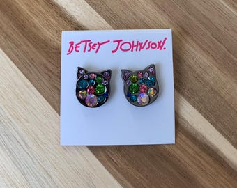 Pendientes de diamantes de imitación con forma de gato de Betsey Johnson con revestimiento electrónico de color morado