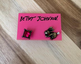Pendientes de conejito de bronce con rubí de Betsey Johnson