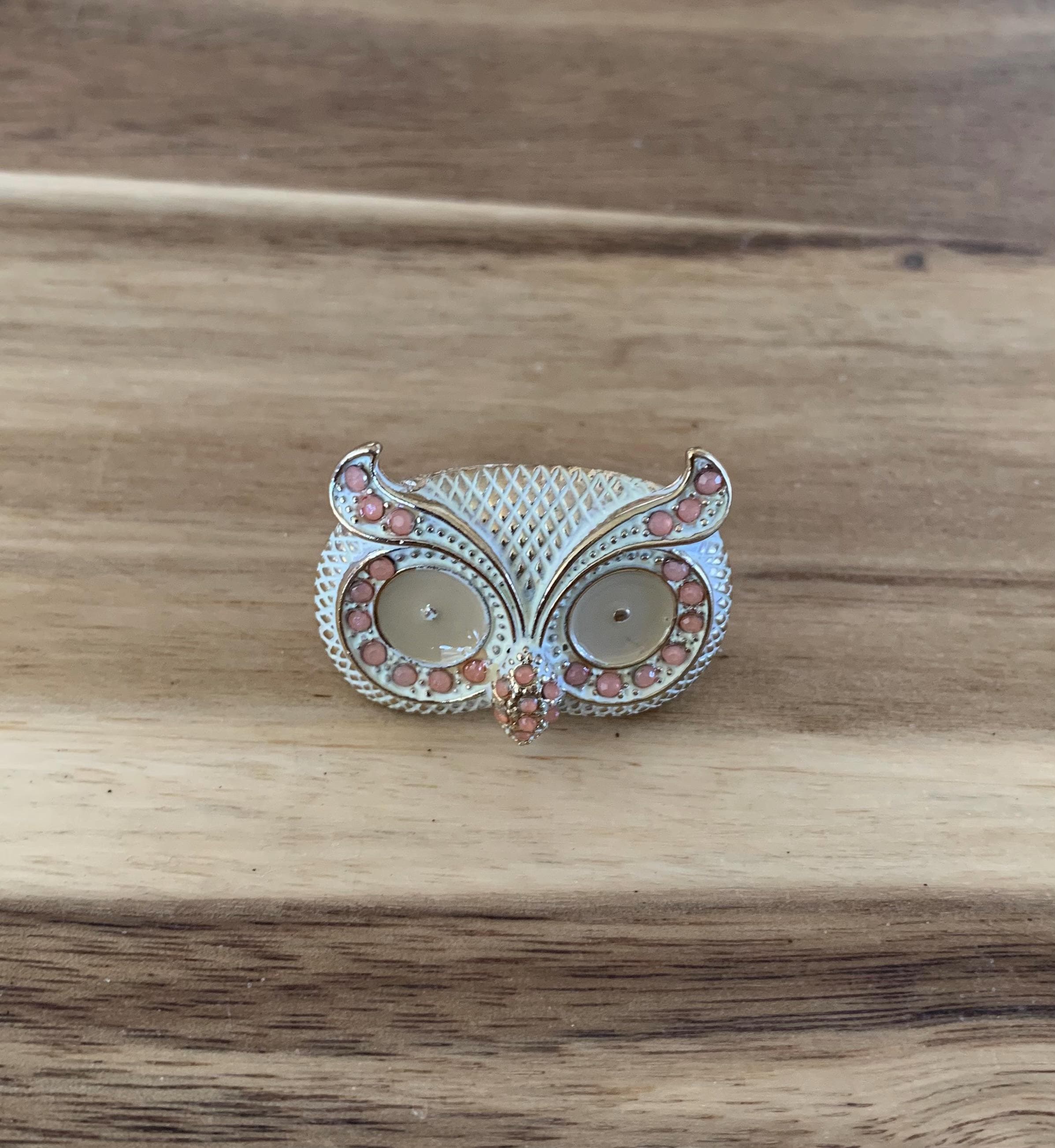 Enameled chubby white owl statement ring size 7 NWOT