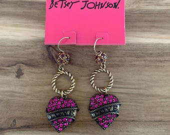 Orecchini a forma di cuore con strass Betsey Johnson