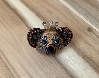 Anillo llamativo con corona de koala esmaltada de Betsey Johnson - Talla 7.5. Todos los precios incluyen aranceles estadounidenses.