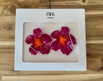 Pendientes grandes de Zara de lucita color rojo púrpura con diseño floral. Nuevos con defecto. Todos los precios incluyen aranceles estadounidenses.