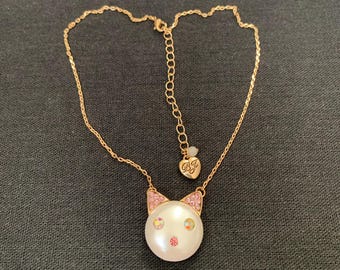 Collar con colgante de gato de perlas de Betsey Johnson, nuevo sin etiqueta. Todos los precios incluyen aranceles estadounidenses.