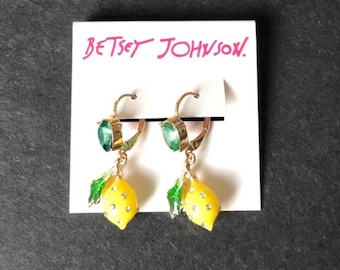 Orecchini con gemma verde e limone di Betsey Johnson, tutti i prezzi degli articoli includono le tariffe statunitensi