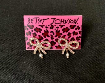 Betsey Johnson Strass Bogen mit Perle Ohrstecker Schmuck Alle Artikelpreise enthalten US-Tarifen