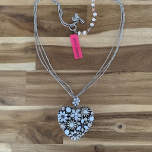 Betsey Johnson, pendentif coeur en strass, collier long, bijoux, cadeau