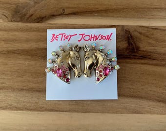 Orecchini a forma di cavallo con strass Betsey Johnson, gioielli NWT. Tutti i prezzi degli articoli includono le tariffe statunitensi.