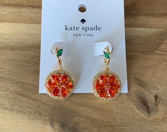 Pendientes Huggies con forma de fruta de color naranja y cítricos dulces de Kate Spade