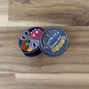 Broche Erstwilder Cookie Tin Secrets, nuevo sin etiquetas. Todos los precios incluyen aranceles estadounidenses.