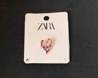 Anillo Zara rosa con forma de corazón y recubrimiento electrónico. Talla 9. Todos los precios incluyen aranceles estadounidenses.