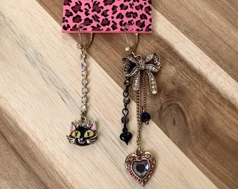 Pendientes de gato esmaltado con lazo y corazón de diamantes de imitación de Betsey Johnson, nuevos con etiquetas. Todos los precios incluyen aranceles estadounidenses.