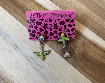 Orecchini a forma di uccello giallo smaltato di Betsey Johnson