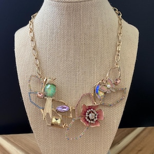 Ils pépient ! Collier Betsey Johnson oiseau en cristal avec fleur et papillon