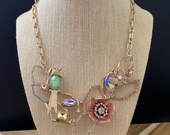 ¡Están cantando! Collar de mariposa con flor y pájaro de cristal de Betsey Johnson