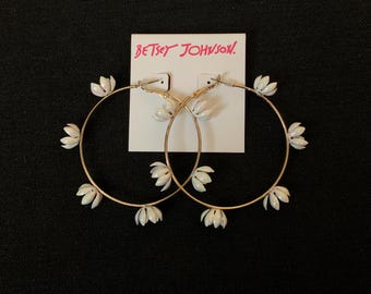 Pendientes de aro con margaritas blancas de Betsey Johnson