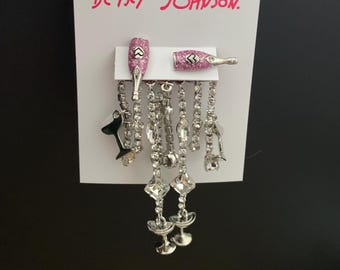 Pendientes de botella de champán y vino de Betsey Johnson con flecos