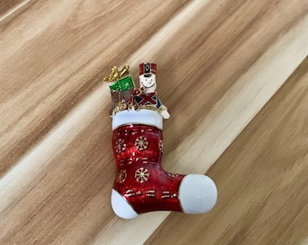 Broche de media navideña esmaltada de Monet, cascanueces, joyería vintage, nuevo sin etiquetas