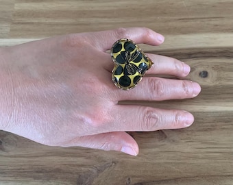 Vintage Lucite Herz mit Schleife innen von Betsey Johnson Größe 7,5 gebraucht Alle Artikelpreise beinhalten US-Zölle