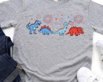 T-shirt dinosaure 4 juillet Enfant | T-shirt dinosaure patriotique Garçons Filles | T-shirt pour enfant fête de l'indépendance, drapeau américain, feu d'artifice, cadeau amusant pour tout-petit