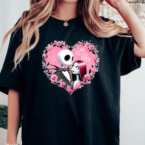 Puede incluir: Camiseta negra con un dise&ntilde;o en forma de coraz&oacute;n que presenta a Jack Skellington y Sally de The Nightmare Before Christmas, rodeados de rosas rosas. El texto "Love You to Death" tambi&eacute;n est&aacute; incluido. Prenda de vestir casual.
