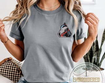 Camiseta con bolsillo de parche Artemis bordado, Camiseta Comfort Colors Artemis II, Camiseta de la misión lunar, Gráfico de la tripulación de la órbita, Regalo para los fanáticos del espacio