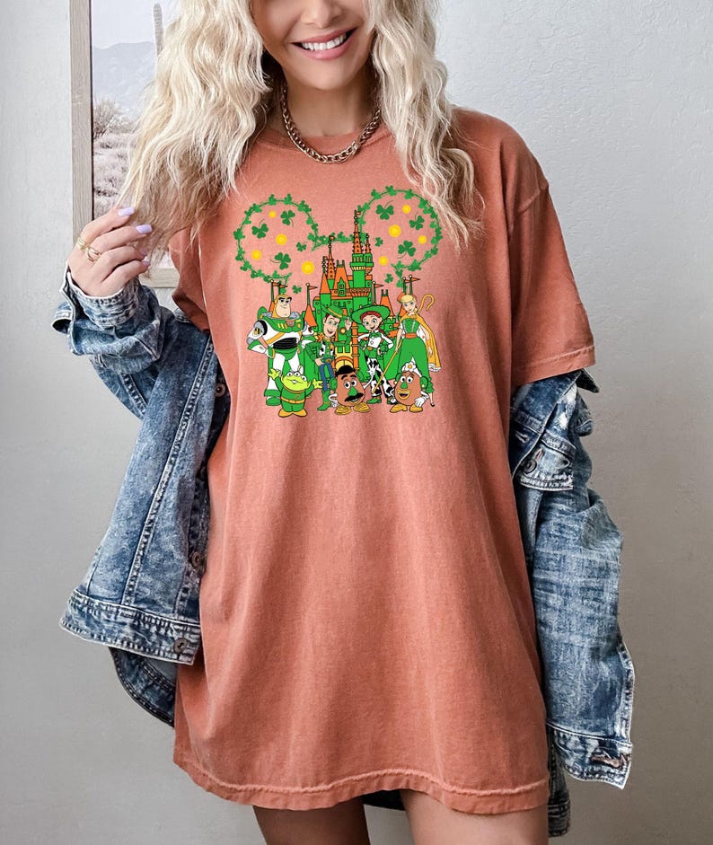 Camiseta de colores cómodos, camiseta de Toy Story, camiseta de San Patricio, camiseta del Sheriff Woody, camiseta de Buzz Lightyear, camiseta de San Patricio de Disney, camiseta de Jessie imagen 2