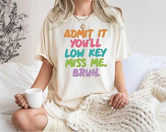 Camiseta de colores cómodos, camiseta "Admítelo, me extrañarás discretamente, hermano", camiseta de fin de año, camiseta del último día de clases, camiseta divertida para la escuela, camiseta de vacaciones de verano
