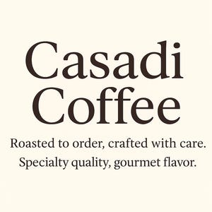 K&ouml;nnte beinhalten: Das Bild zeigt die Worte "Casadi Coffee" in einer eleganten, dunkelbraunen Schrift. Darunter steht: "Roasted to order, crafted with care. Specialty quality, gourmet flavor." Der Hintergrund ist hellbeige.