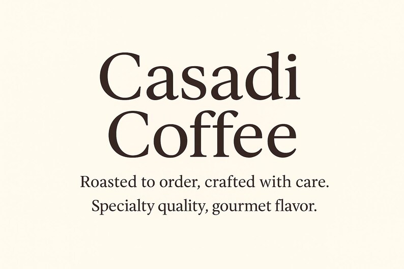 K&ouml;nnte beinhalten: Das Bild zeigt die Worte "Casadi Coffee" in einer eleganten, dunkelbraunen Schrift. Darunter steht: "Roasted to order, crafted with care. Specialty quality, gourmet flavor." Der Hintergrund ist hellbeige.