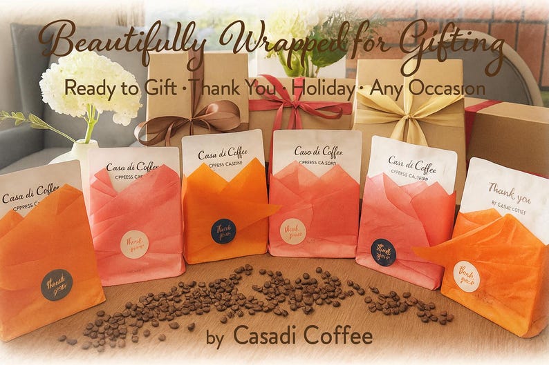 K&ouml;nnte beinhalten: Eine Auswahl an Geschenkboxen und Kaffeep&auml;ckchen, gebunden mit B&auml;ndern. Kaffeebohnen sind davor verstreut. Der Text auf dem Bild lautet: "Beautifully Wrapped for Gifting." Bereit zum Verschenken f&uuml;r jeden Anlass.