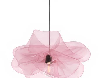 Lámpara colgante de alambre fucsia hecha a mano, araña minimalista moderna, iluminación cálida y suave.