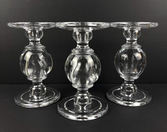 Candelabros de cristal simétricos de los años 2000 (no forman parte del conjunto)